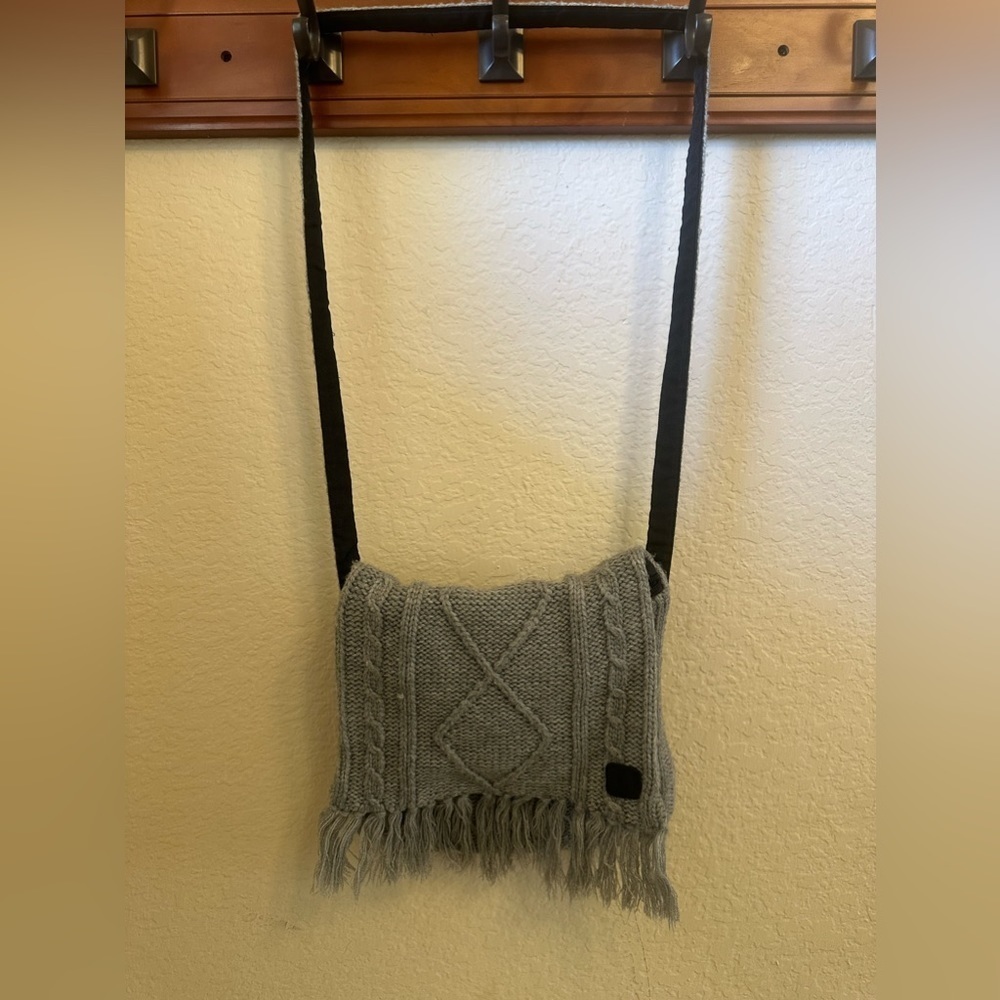 EUC crossbody gray crochet bag with inside pocket